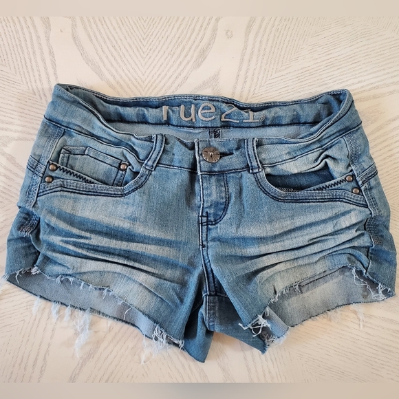 Rue21 Pants - Denim Cut off Shorts by Rue 21 Size 1 / 2 EUC